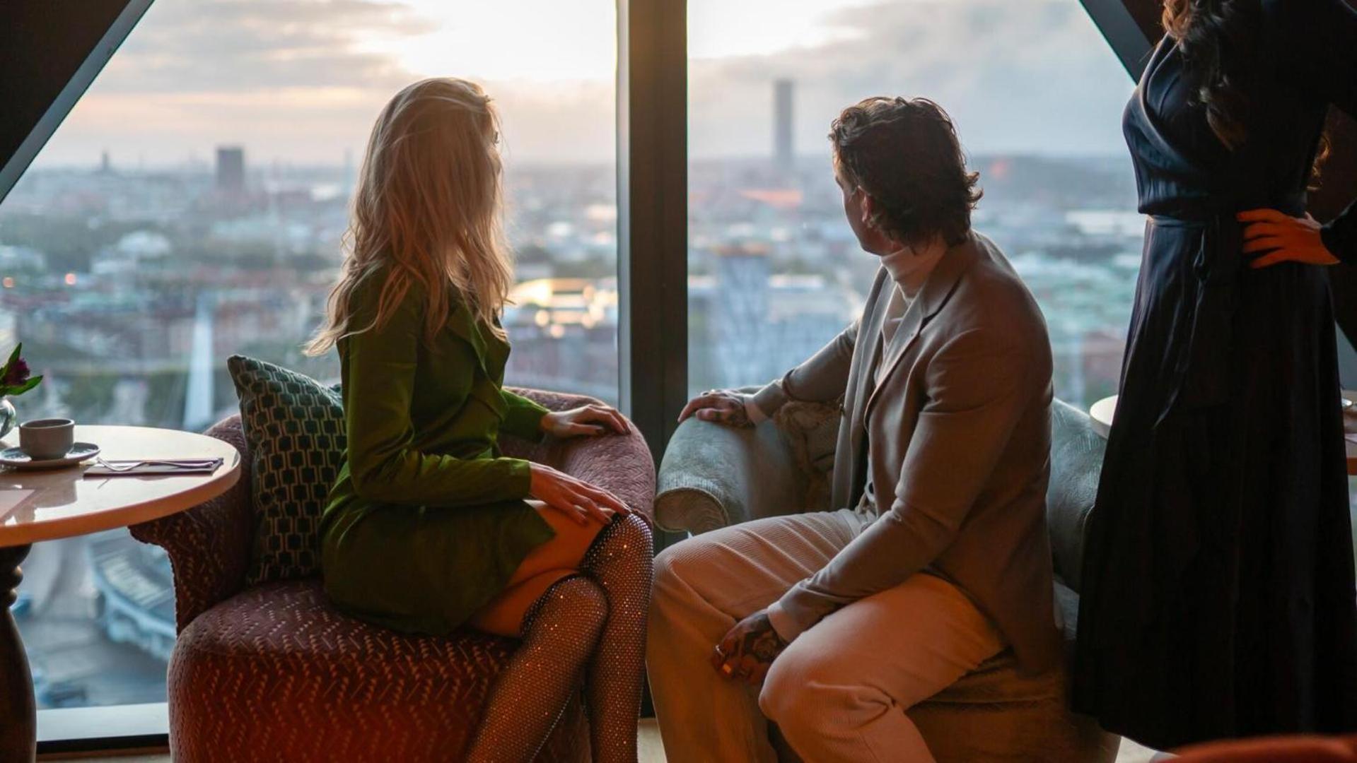 Hotel Jacyz à Göteborg Extérieur photo A couple in conversation