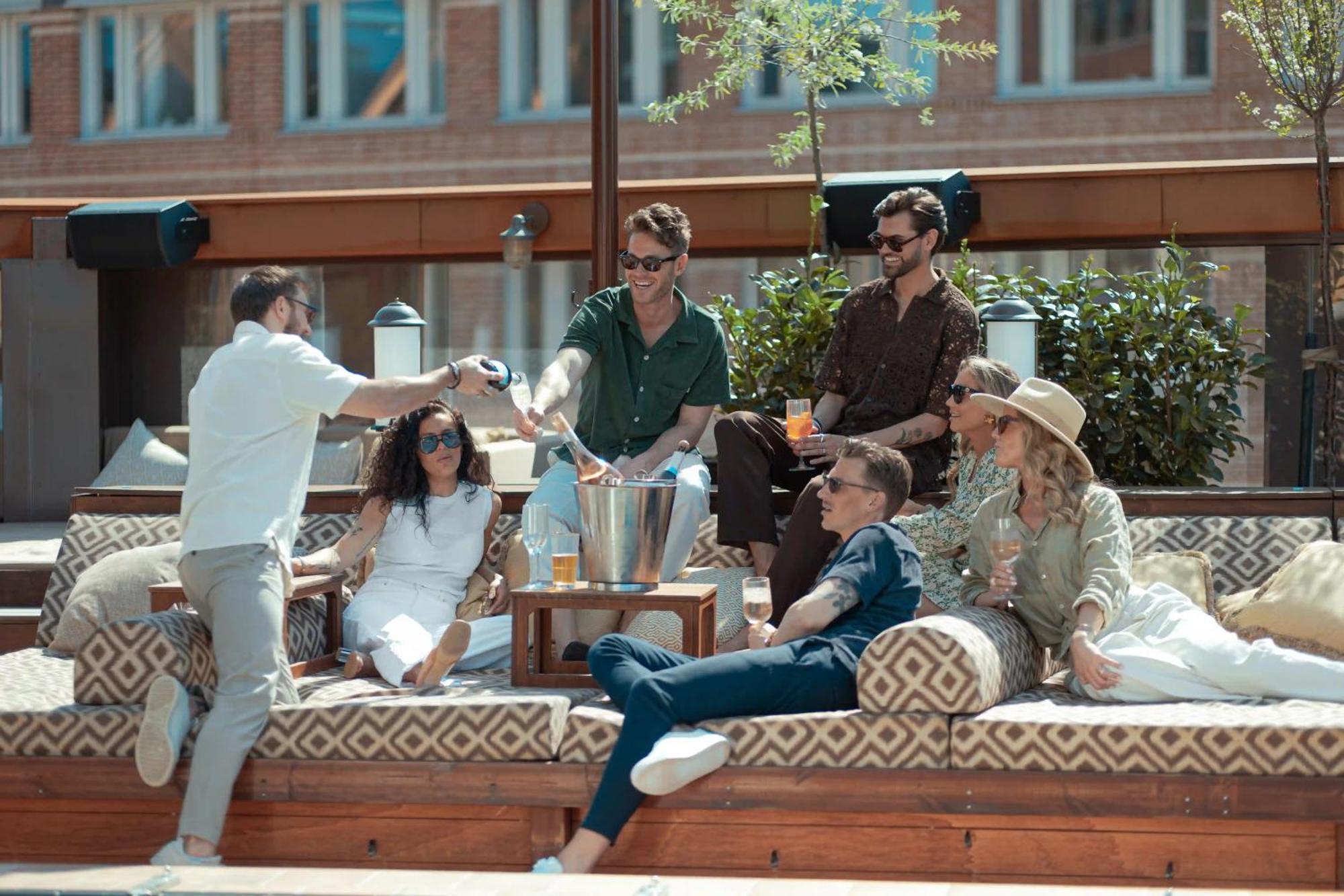 Hotel Jacyz à Göteborg Extérieur photo The cast of The Royals at the 2016 Toronto International Film Festival