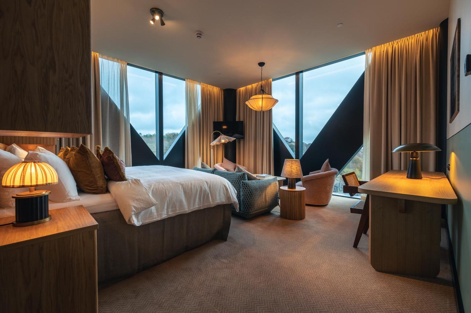 Hotel Jacyz à Göteborg Extérieur photo The 100-metre-high (330 ft) windows in the hotel's rooms